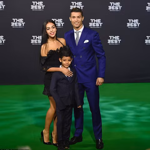 Lại nhờ đẻ thuê, lần này Cristiano Ronaldo gây sốc với 'cú đúp' ảnh 2