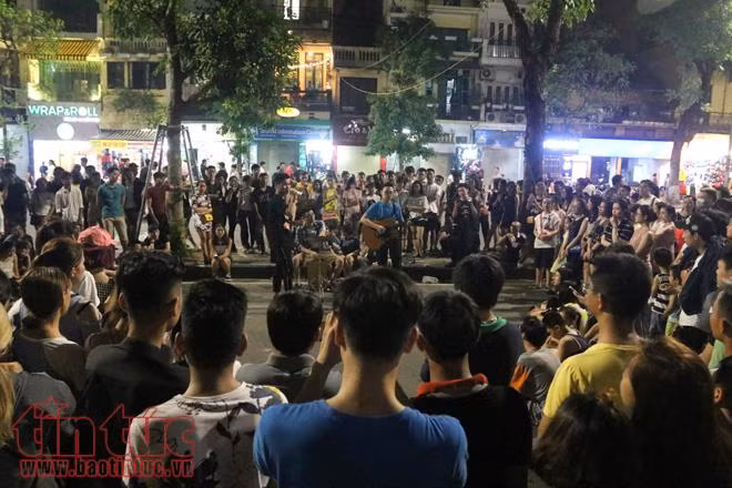 Phố cổ Hà Nội sôi động đêm cuối tuần ảnh 17