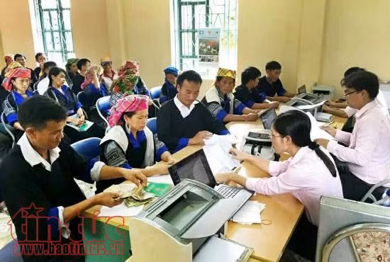 Nữ cán bộ ngân hàng tự học tiếng Mông để gần hơn với dân bản ảnh 1