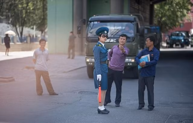 Nữ cảnh sát giao thông Triều Tiên phải đẹp, độc thân, 26 tuổi nghỉ hưu ảnh 12