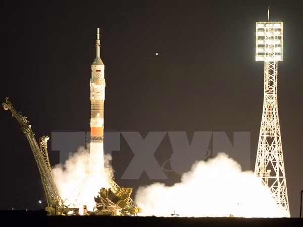 Tàu vũ trụ Nga lên ISS, chở hơn 2 tấn hàng ảnh 1