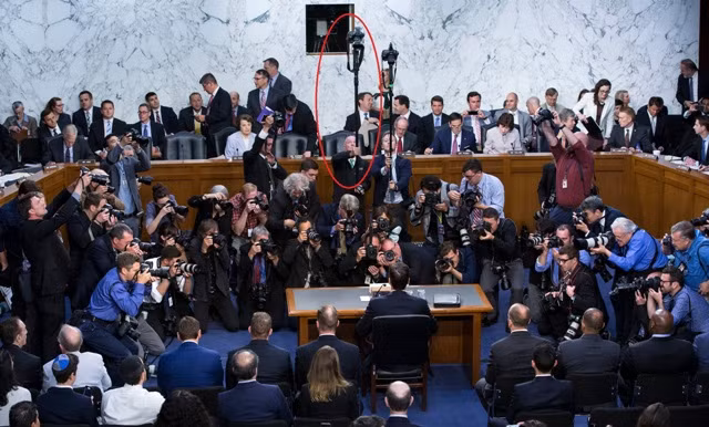Câu chuyện ít biết đằng sau bức ảnh 'gây bão' về buổi điều trần cựu Giám đốc FBI ảnh 2