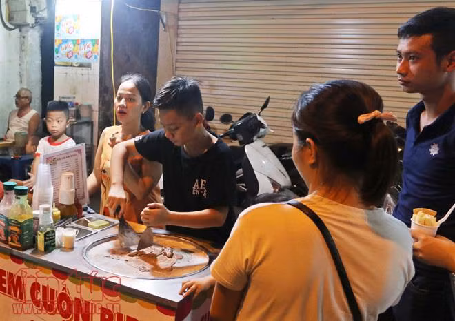 Phố cổ Hà Nội sôi động đêm cuối tuần ảnh 5