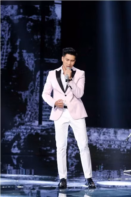 Chung kết Thần tượng Bolero: Hoàng Ngọc Sơn 'gọi nhau cố nhân u sầu' ảnh 1