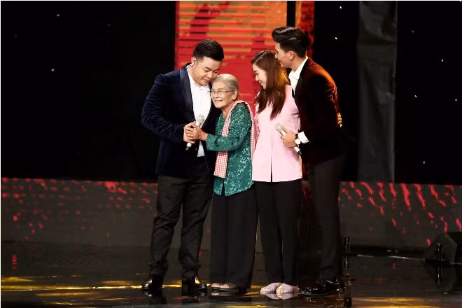 Chung kết Thần tượng Bolero: Hoàng Ngọc Sơn 'gọi nhau cố nhân u sầu' ảnh 6