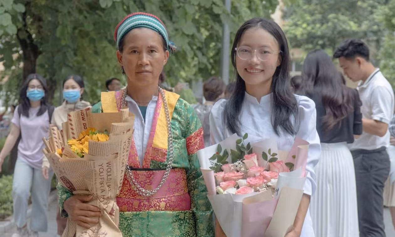 Mẹ đi viện không biết tiếng phổ thông, cô gái Mông quyết tâm làm bác sĩ