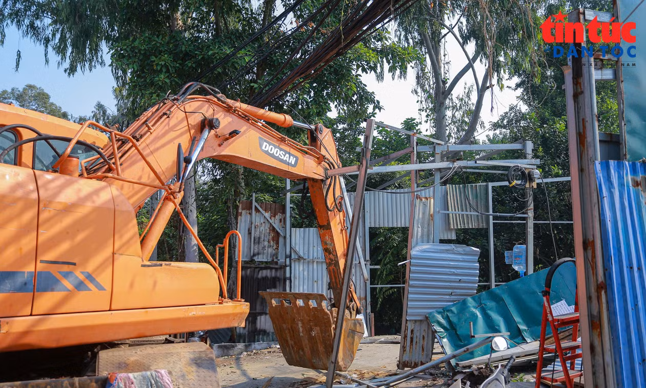 UBND phường Đại Mỗ tháo dỡ loạt nhà xưởng trái phép ven sông Nhuệ