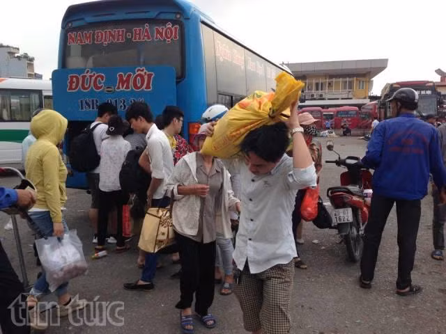 Nghẹt người bến xe Giáp Bát sau dịp nghỉ lễ dài ảnh 2