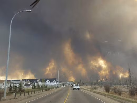 Gần 1.600 ngôi nhà bị thiêu rụi trong biển lửa Canada ảnh 3