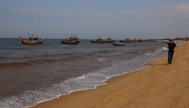 Nước biển Quảng Bình đổi màu bất thường ảnh 1