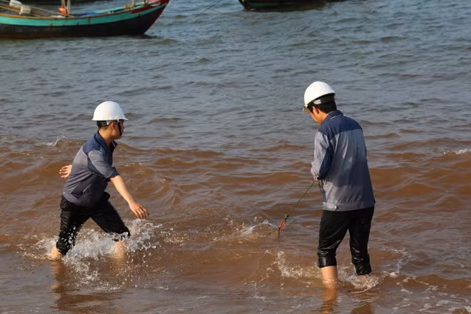 Nước biển Quảng Bình đổi màu bất thường ảnh 6
