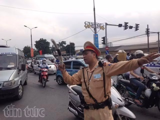 Nghẹt người bến xe Giáp Bát sau dịp nghỉ lễ dài ảnh 11