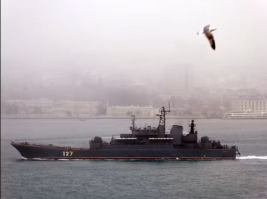  Tàu Nga chở xe tăng đi qua eo biển Bosporus ảnh 1