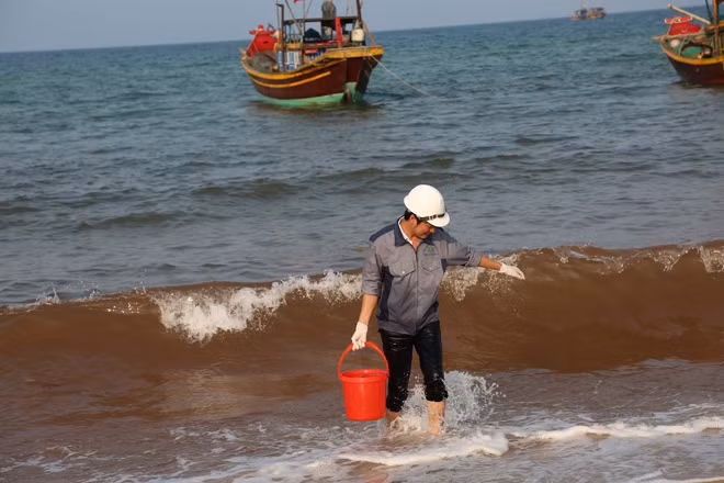 Nước biển Quảng Bình đổi màu bất thường ảnh 3