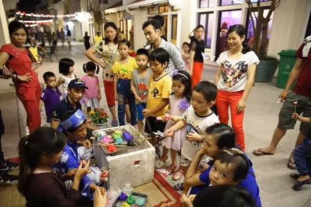 Giới trẻ Hạ Long ùn ùn kéo đến Little Việt Nam ảnh 1
