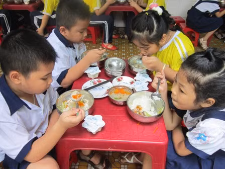 Ngộ độc thực phẩm trong trường học gia tăng ảnh 1