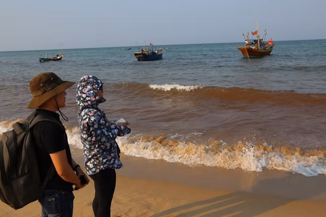Nước biển Quảng Bình đổi màu bất thường ảnh 4