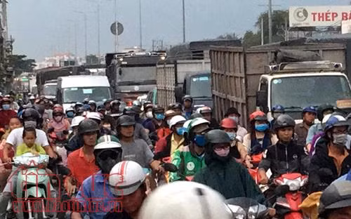 Ba ô tô tông nhau liên hoàn, nhiều người hoảng loạn ảnh 2