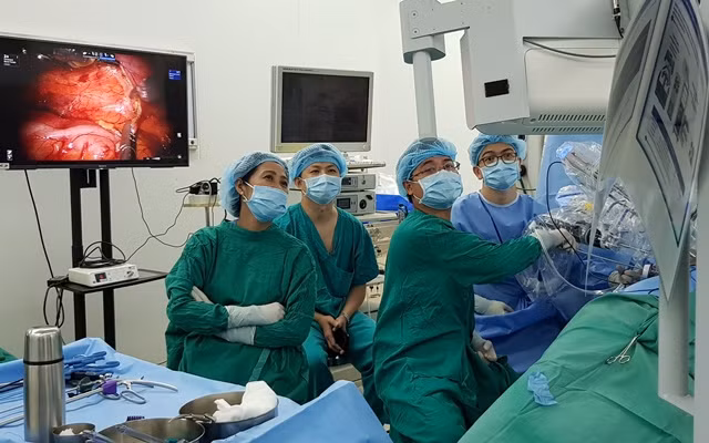  Lần đầu tiên ‘người máy’ phẫu thuật lấy thận ghép từ người sống ảnh 1