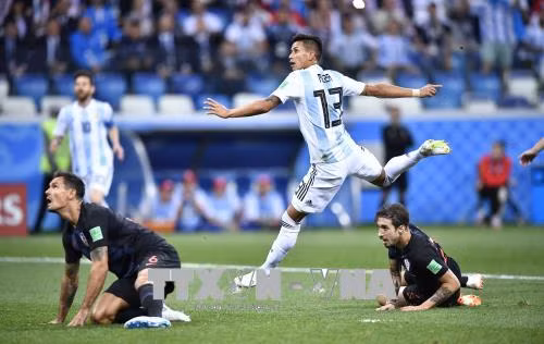 FIFA phạt hai liên đoàn bóng đá Argentina và Croatia vì CĐV quá khích ảnh 1