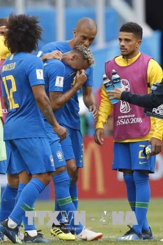 WORLD CUP 2018: Neymar bị chỉ trích 'mong manh' vì 'khóc nhè' trên sân cỏ ảnh 1