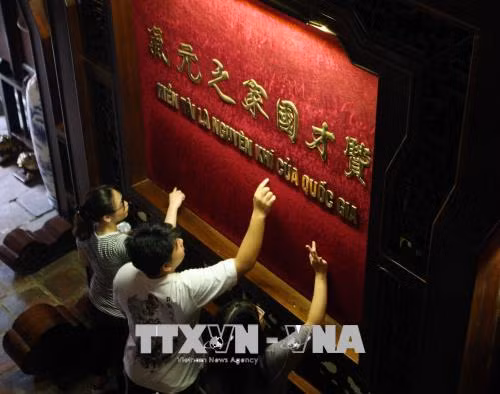 Phụ huynh và sĩ tử cầu may trước kỳ thi THPT quốc gia 2018 ảnh 1