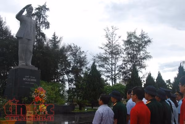Xúc động giây phút Bộ Tư lệnh cảnh sát biển Việt Nam tri ân các anh hùng liệt sĩ trên đảo Cô Tô ảnh 1