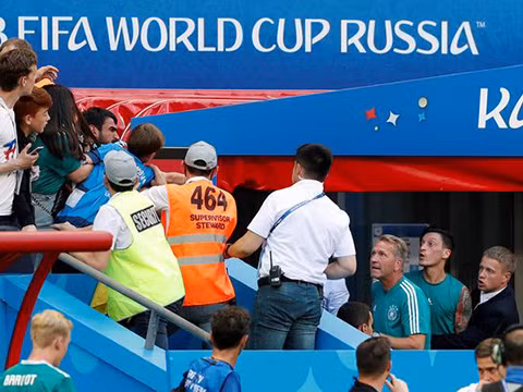 WORLD CUP 2018: Tuyển Đức tệ nhất lịch sử World Cup; Oezil đòi đánh CĐV ảnh 2