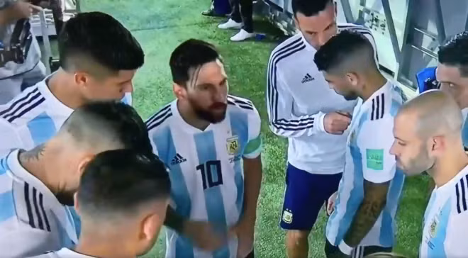 Fan thích thú khi Messi ra dáng thủ lĩnh, chỉ đạo đồng đội ở trận thắng Nigeria ảnh 4