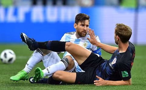 World Cup 2018: CĐV sốc vì hành vi nổi nóng, thái độ thiếu fair-play của Messi ảnh 4