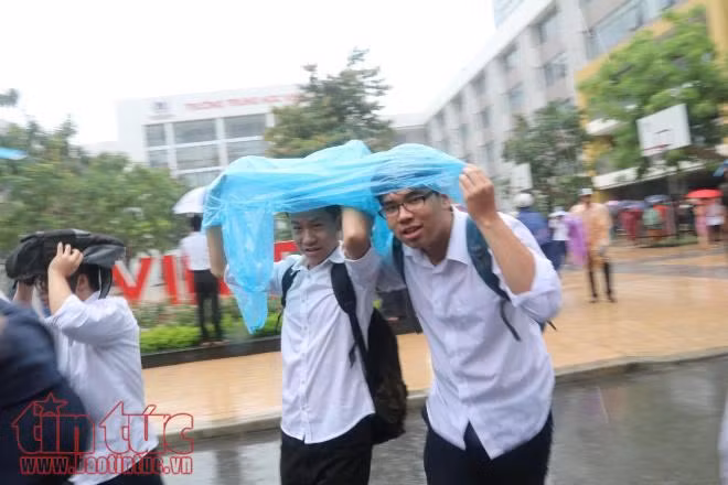 Kỳ thi THPT Quốc gia 20178: Thí sinh che chung áo mưa cùng ra khỏi điểm thi ảnh 3
