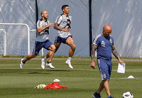 WORLD CUP 2018: Sampaoli bị tước quyền lực, cầu thủ Argentina sẽ tự chọn đội hình đá với Nigeria ảnh 1