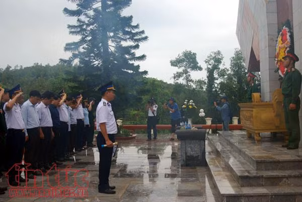 Xúc động giây phút Bộ Tư lệnh cảnh sát biển Việt Nam tri ân các anh hùng liệt sĩ trên đảo Cô Tô ảnh 4