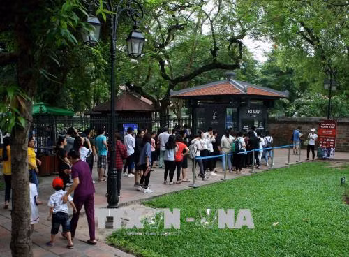 Phụ huynh và sĩ tử cầu may trước kỳ thi THPT quốc gia 2018 ảnh 11