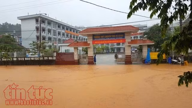  Sỹ tử Hà Giang lội mưa lũ, vượt suối tràn tới phòng thi THPT Quốc gia 2018 ảnh 4