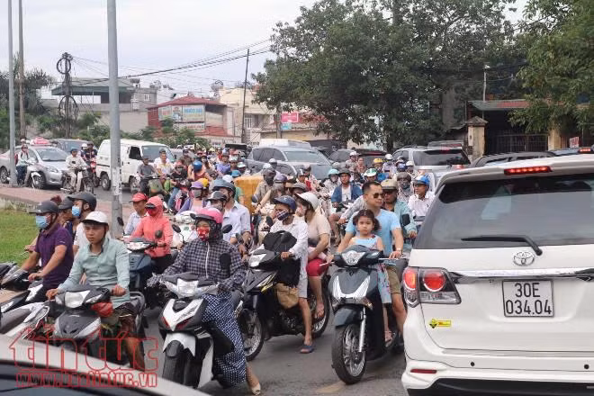 Người phụ nữ 'cố thủ' trên cầu Chương Dương gần 2 tiếng, đòi nhảy cầu ảnh 4