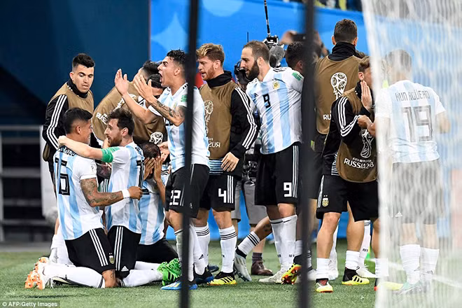 World Cup 2018: Nigeria 1-2 Argentina: Trọng tài không thổi phạt đền Marcos Rojo là đúng hay sai? ảnh 2