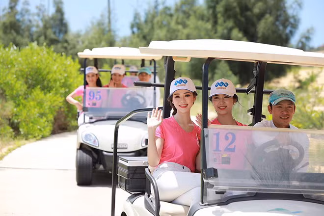 Nằm trong quần thể FLC Quy Nhon Beach & Golf Resort, FLC Quy Nhon Golf Links là sự kết hợp hài hòa độc đáo của sân golf 36 hố và khung cảnh nên thơ của bờ biển Nhơn Lý với địa danh Eo Gió nơi được xem là có cảnh bình minh đẹp nhất Việt Nam.