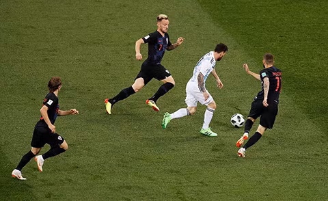 Messi và Argentina thua thảm; HLV đầu tiên ở World Cup mất việc ảnh 2