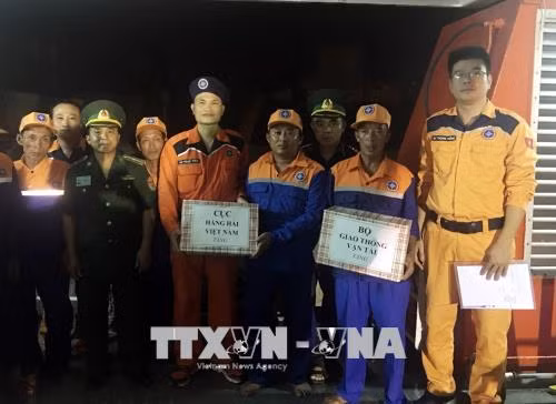 Kịp thời cứu nạn tàu cá cùng 7 ngư dân bị nạn ảnh 2