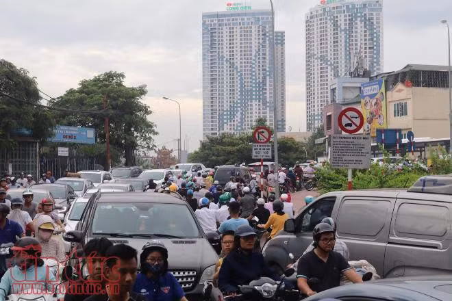 Người phụ nữ 'cố thủ' trên cầu Chương Dương gần 2 tiếng, đòi nhảy cầu ảnh 5