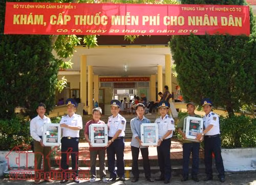 Chiến sĩ quân y Cảnh sát biển khám và cấp thuốc miễn phí cho nhân dân Cô Tô ảnh 10