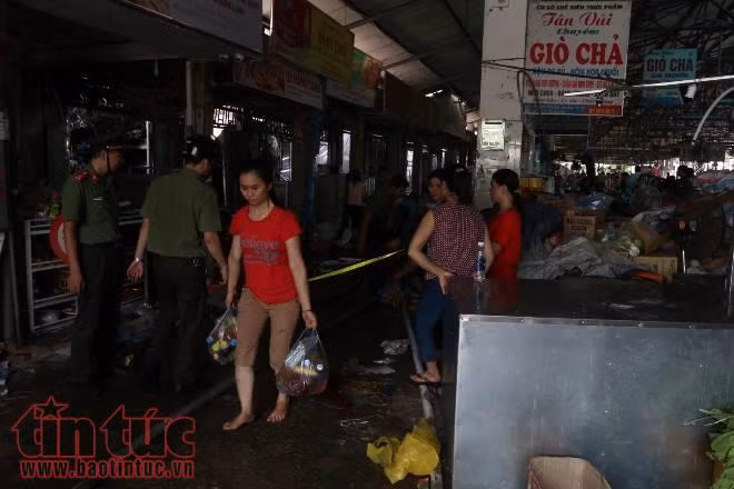Tan hoang chợ Sóc Sơn sau đám cháy rạng ngày ảnh 1