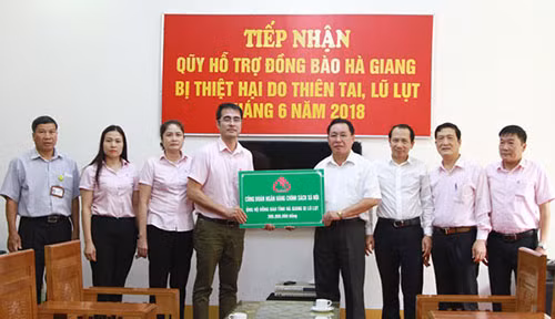 Hỗ trợ đồng bào bị thiệt hại do lũ quét ảnh 2