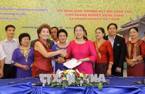 Hội nghị giao thương kết nối cung cầu giữa doanh nghiệp Việt Nam và Lào ảnh 1