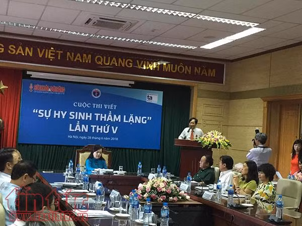 Thi viết về người thầy thuốc hy sinh thầm lặng ảnh 1