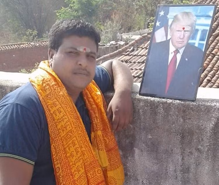Lý do bất ngờ của người đàn ông hằng ngày thờ cúng Tổng thống Trump như vị thần ảnh 2