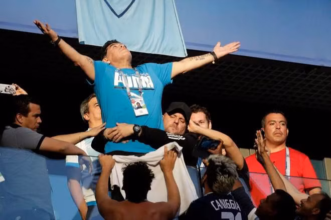 WORLD CUP 2018: Diego Maradona gây phẫn nộ vì giơ 'ngón tay thối' và chửi thề sau khi Rojo ghi bàn ảnh 7