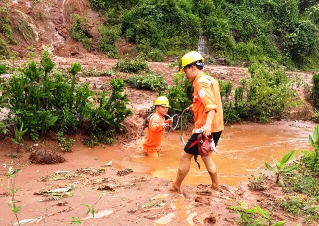 Hơn 13.000 hộ dân mất điện do mưa lũ ảnh 1
