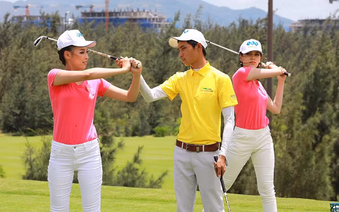 Điểm khác biệt của sân golf là được thiết kế trên những đồi cát lớn, bên cạnh rừng thông xanh rì rào.